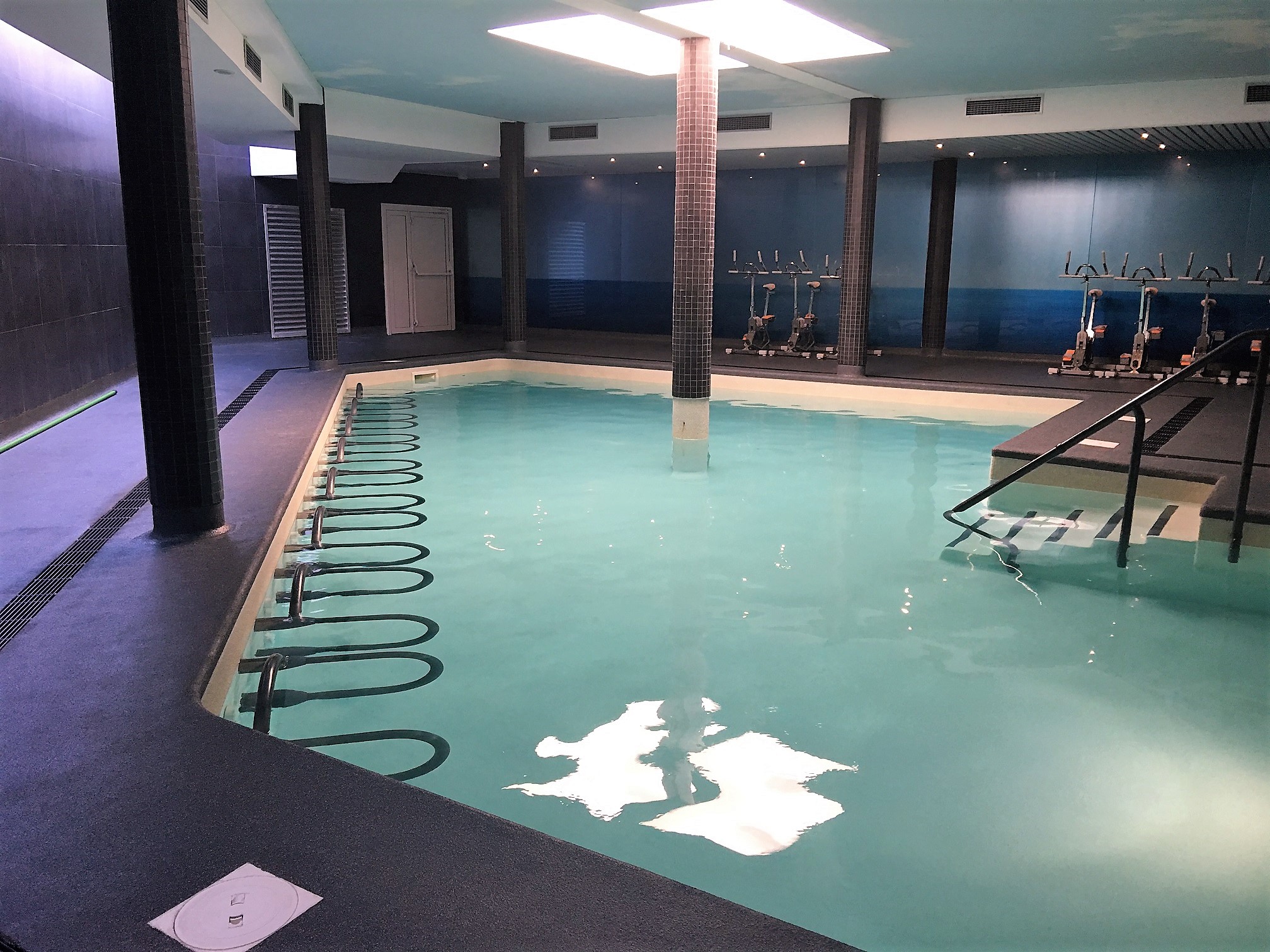 בריכה מקורה