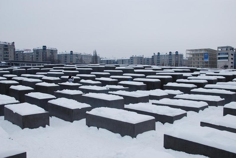 אנדרטה בשלג.jpg