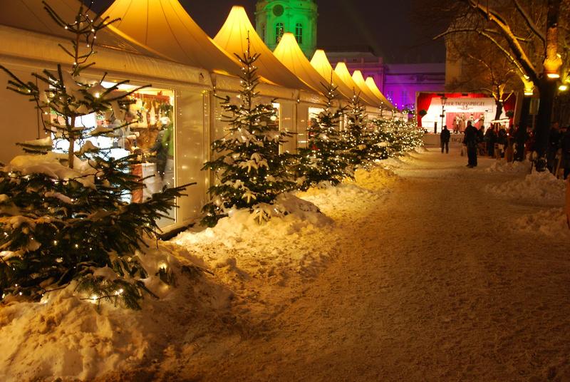 שוק חג מולד ליד הארמון.jpg