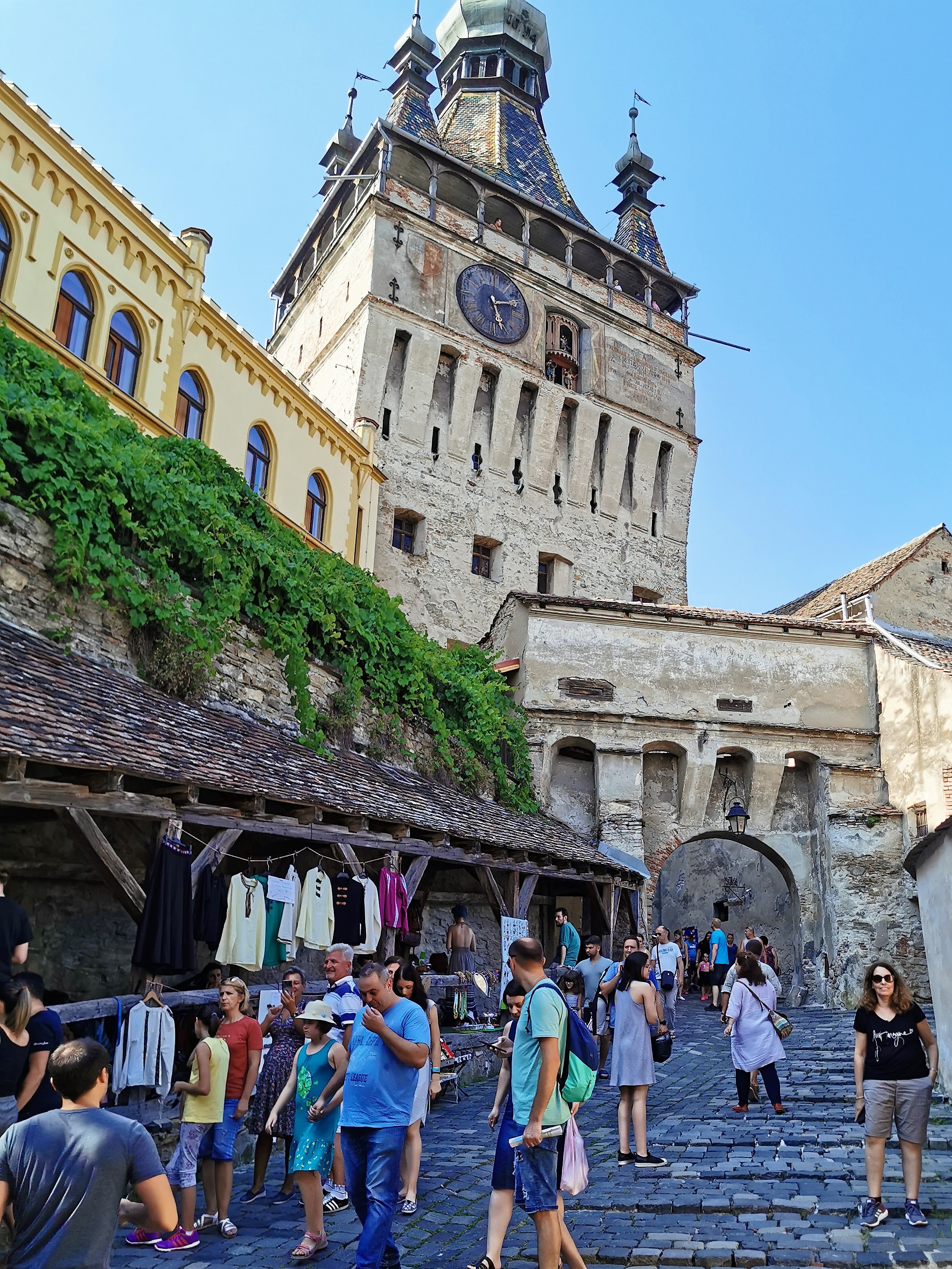 הכניסה ומגדל השעון